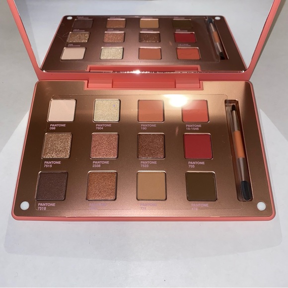 VDL x PANTONE Expert Color Eye Book - Picture 4 of 4